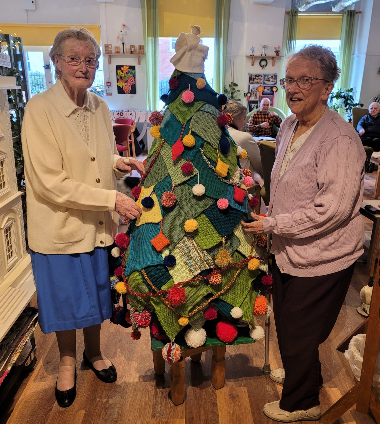 Brenda and Norma with the finished tree